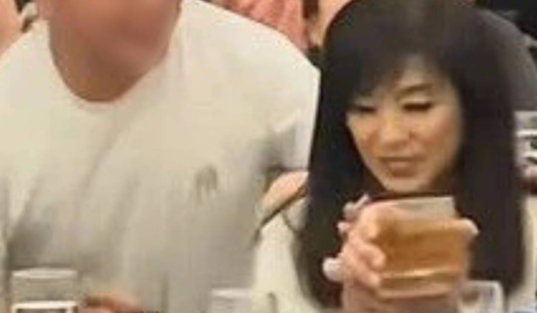 70歲米雪酒樓疑遭男子抽水 雙手護胸縮身自保 網民怒轟太離譜