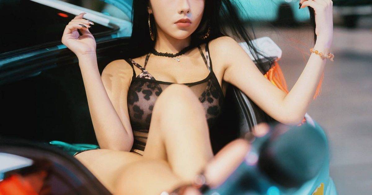 25歲Baby梓車模照流出 超短裙尺度解放 頻臨走光邊緣令網民失控
