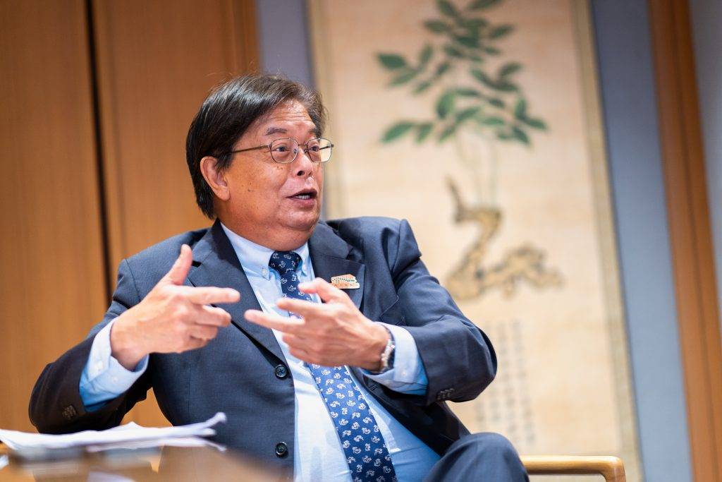 healthydates 王桂壎 王桂壎接受《日日健康》專訪,分享由貧困童年走到法律及醫療管理界的人生歷程。(圖片來源:馮凱宜攝)