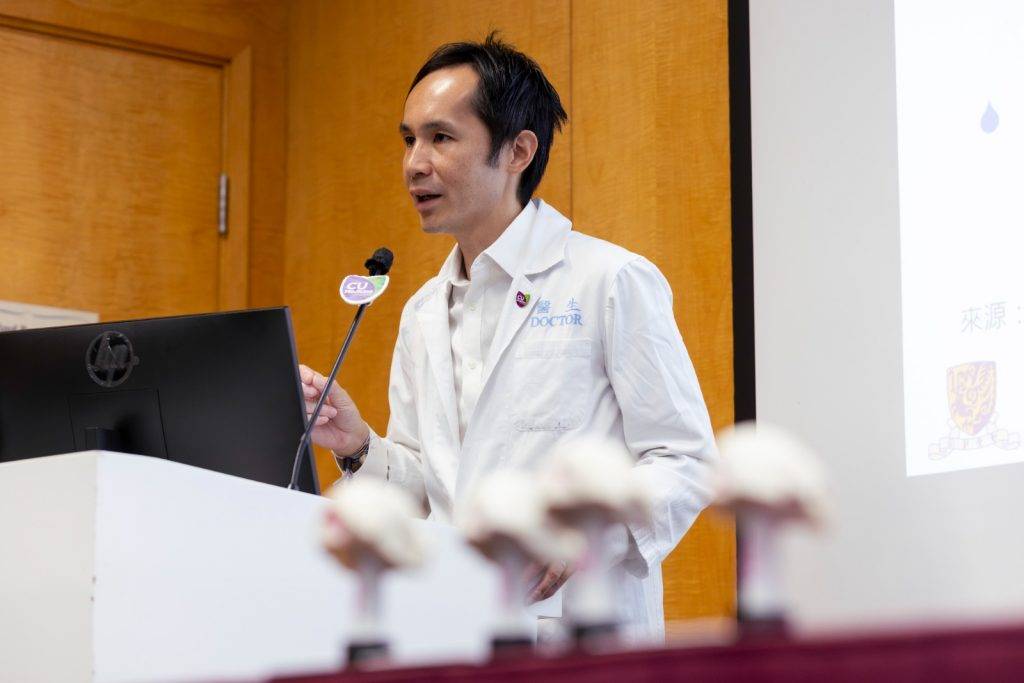 中大研究 類風濕關節炎 中大醫學院內科及藥物治療學系風濕科臨床副教授蘇晧醫生表示,此研究結果顯示,高解析度的三維影像診斷能精準計算出骨侵蝕範圍大小及分布,並由此得知並非所有骨關節異常均屬於類風濕關節炎症狀,可避免臨床上因過分解讀而出現錯誤診斷為類風濕關節炎情況。(圖片來源:中大醫學院提供)