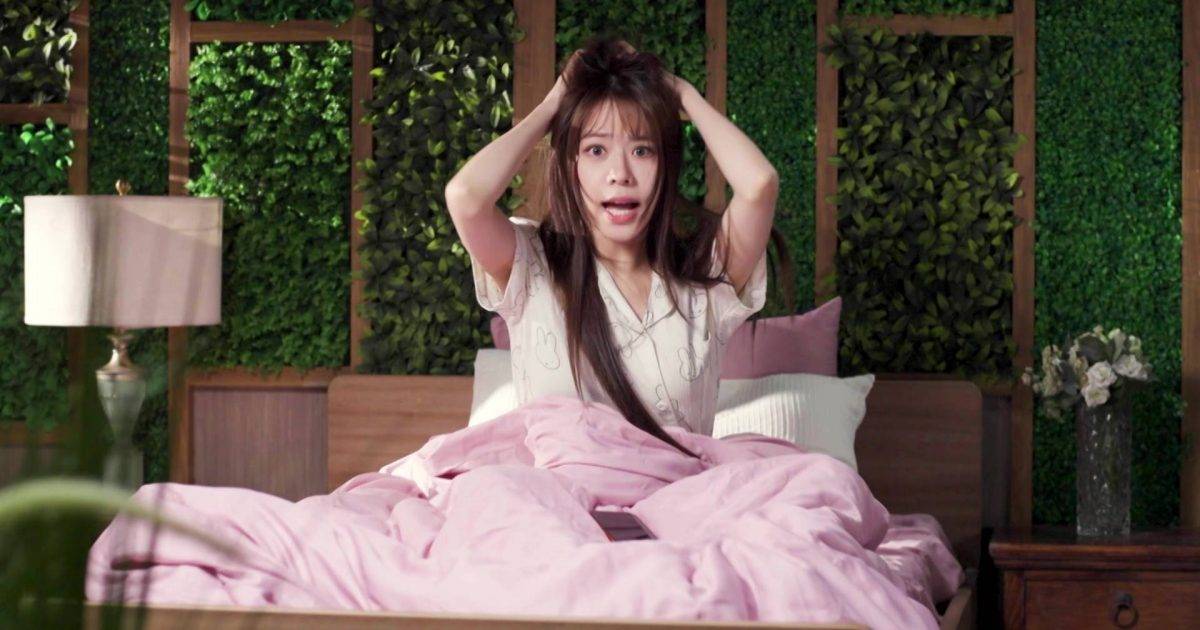 魔幻百變床褥｜莊子璇化身睡衣女王！碎花Look激罕晒A4腰 網民激讚：可愛到犯規