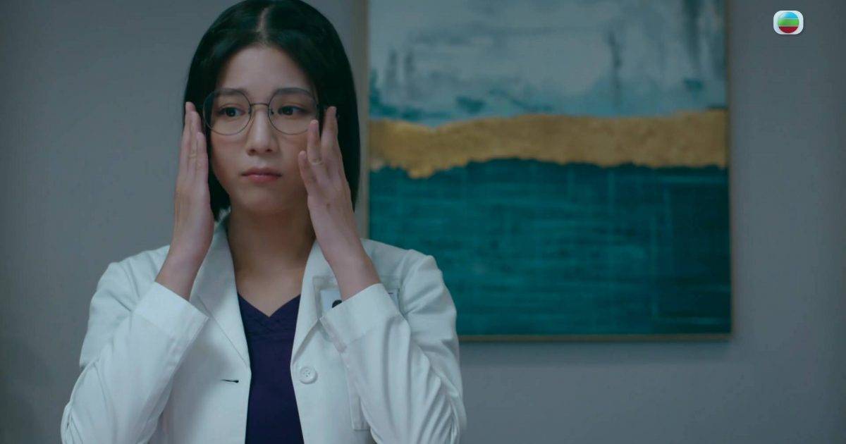 死有對証｜陳曉華演「眼鏡娘」法醫爆紅！招牌托眼鏡動作掀熱議 網民：今次最可愛！