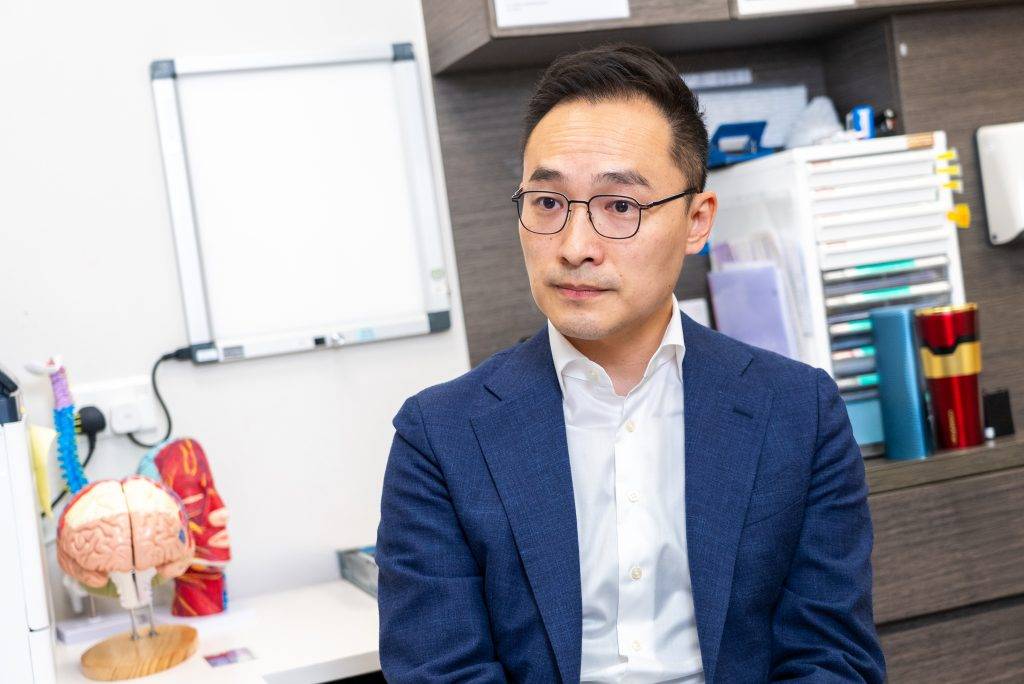楊醫生解釋,偏頭痛患者若頻密服用止痛藥,藥效有機會逐漸遞減,反而令頭痛發作加劇,陷入「藥物過度使用性頭痛」的惡性循環。(圖片來源:馮凱宜攝)