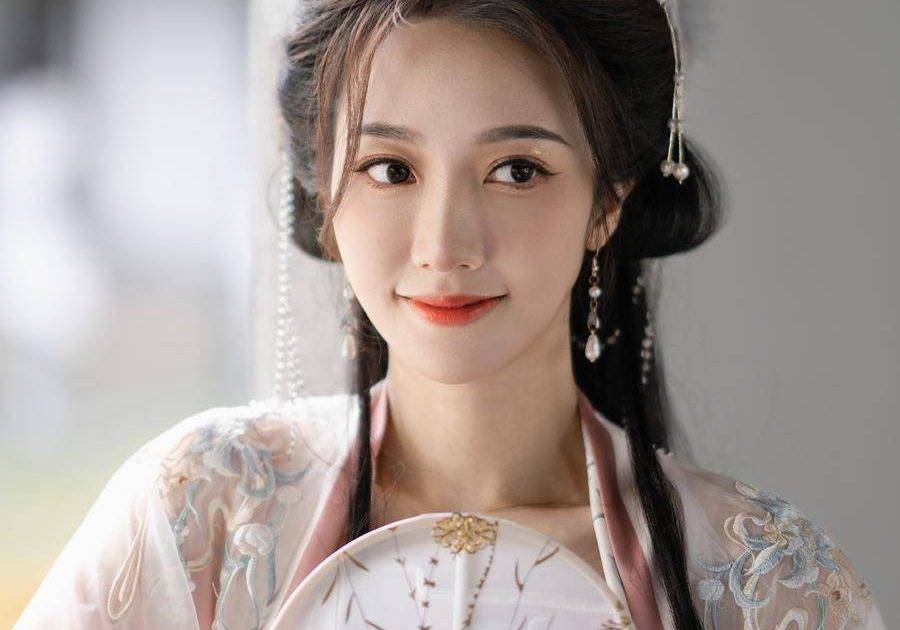 三代同糖｜何依婷入行首拍古裝！呻爆嬤嬤頭飾超重 私藏仙氣照震撼曝光