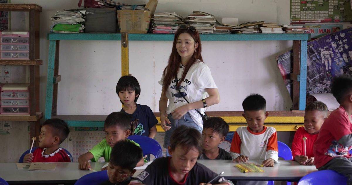 玩住學學住玩｜賴慰玲帶囝囝直擊大馬課室！派筆竟引發混亂嚇親囝囝